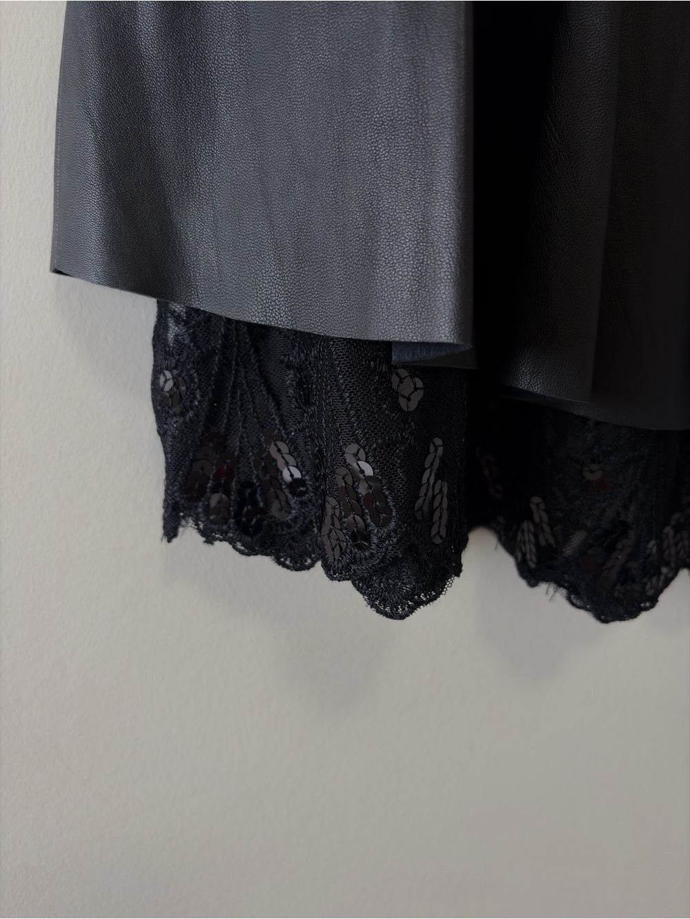 Danier Genuine Leather Black Lace-Trim Skirt – Size 4 - Picture 4 of 8
